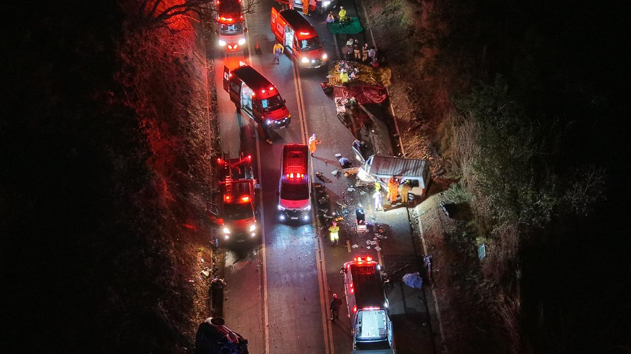 Acidente de van com fiéis deixa quatro mortos e 16 feridos em MG