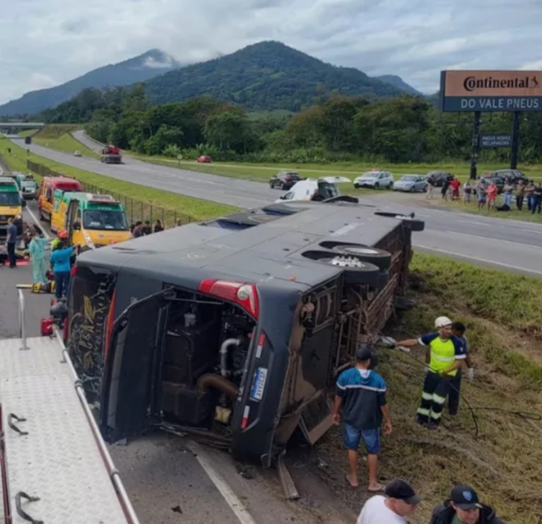 Vídeos mostram acidente de ônibus que matou Aleksandro, da dupla com Conrado, e mais cinco