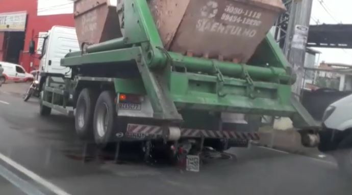 Motociclista vai parar embaixo de caçamba após colisão gravíssima em Manaus