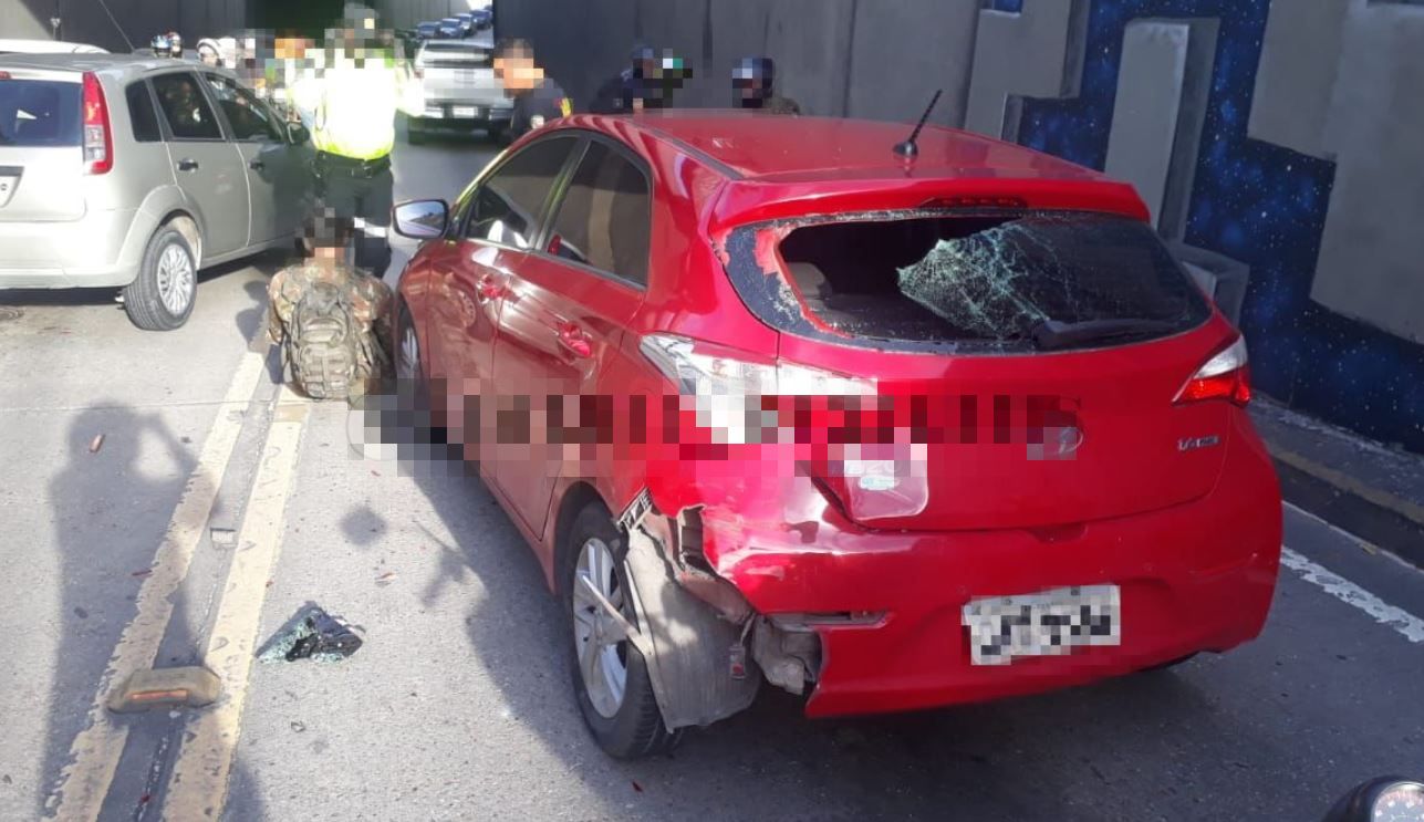 Militar fica ferido ao se chocar com carro no meio de avenida em Manaus