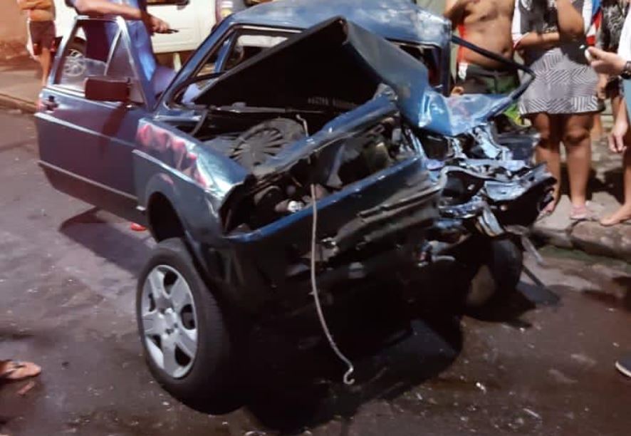 Homem morre após carro ficar destroçado em colisão com ônibus em Manaus