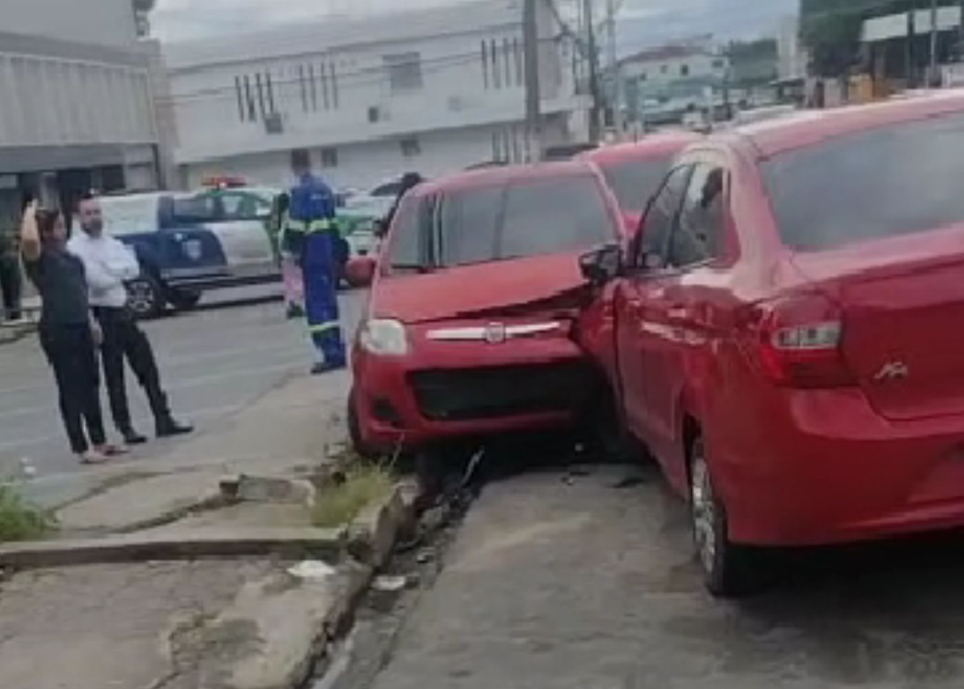 Vídeos: Carro invade contramão e atinge outros 3 durante acidente em avenida de Manaus