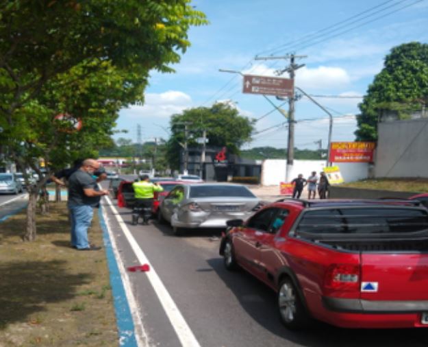 Acidente entre quatro carros complica trânsito em avenida de Manaus