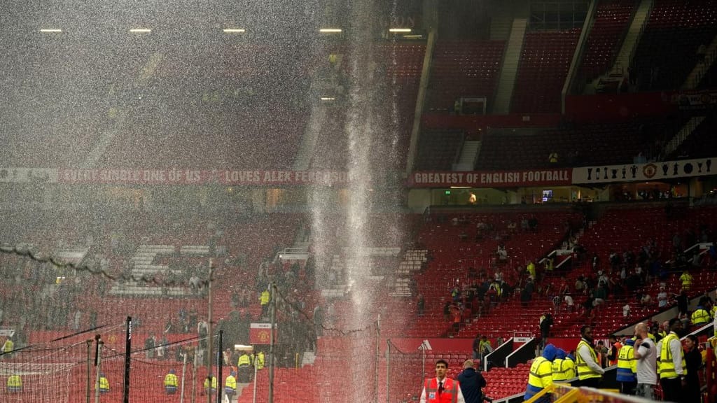 Chuva provoca cascata e alagamentos no estádio do Manchester United