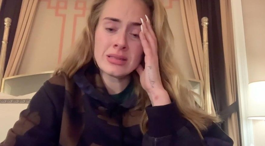 Adele chora ao comunicar cancelamento de shows por causa da Covid
