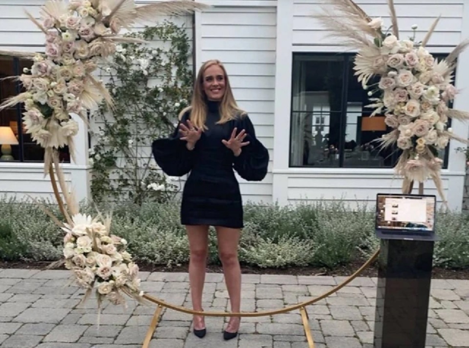 'Fiz em silêncio por mim mesma', diz Adele sobre ter emagrecido 45 kg