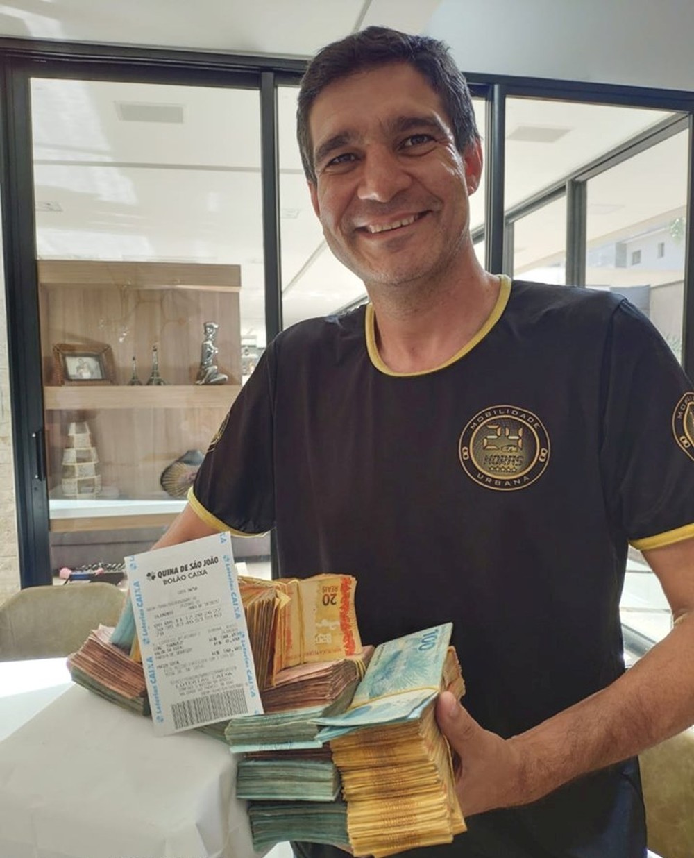 Amigos se unem e fazem aposta única de R$ 22 mil na Mega da Virada