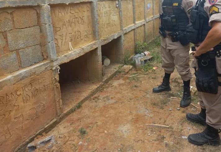 Polícia prende dupla que enterrou mulher viva em cemitério 