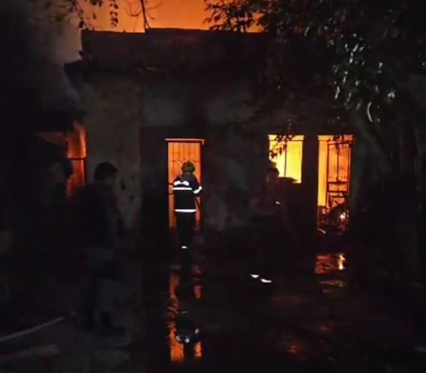 Homem ateia fogo na própria casa e morre carbonizado em Manaus