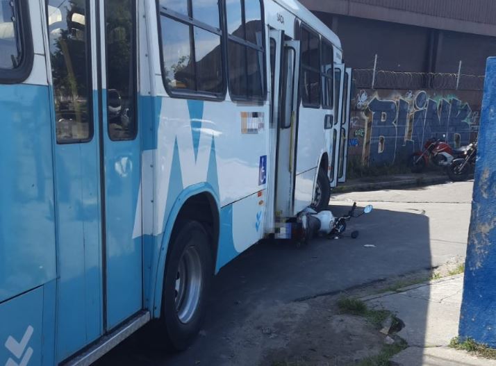 Homem fica ferido após motocicleta ir parar debaixo de ônibus em Manaus