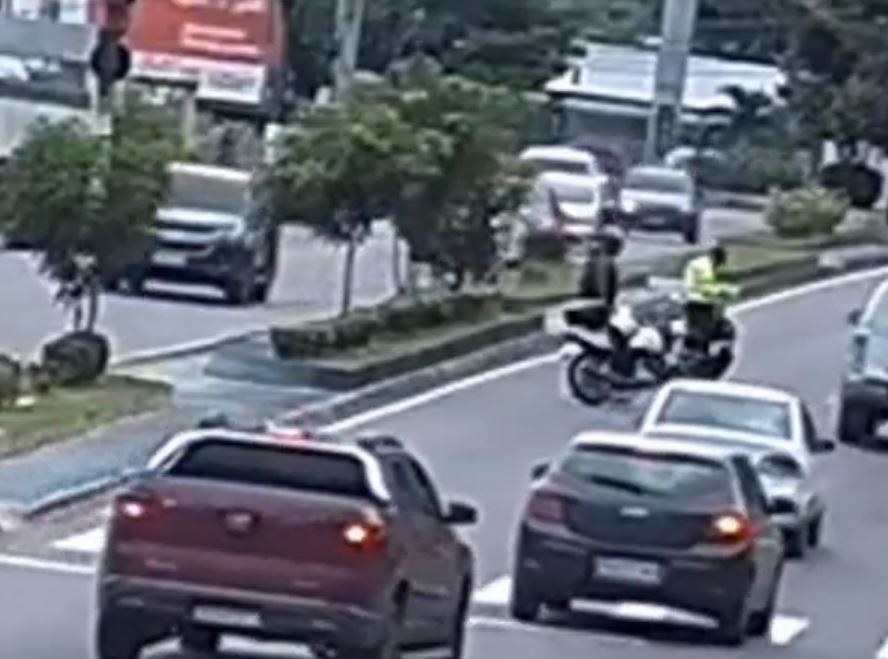 Homem fica ferido ao cair de motocicleta em avenida em Manaus 
