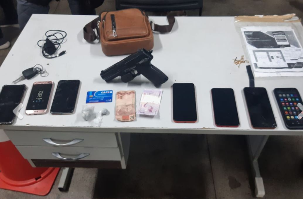 Mulher e comparsas são presos com arma falsa e celulares roubados em Manaus