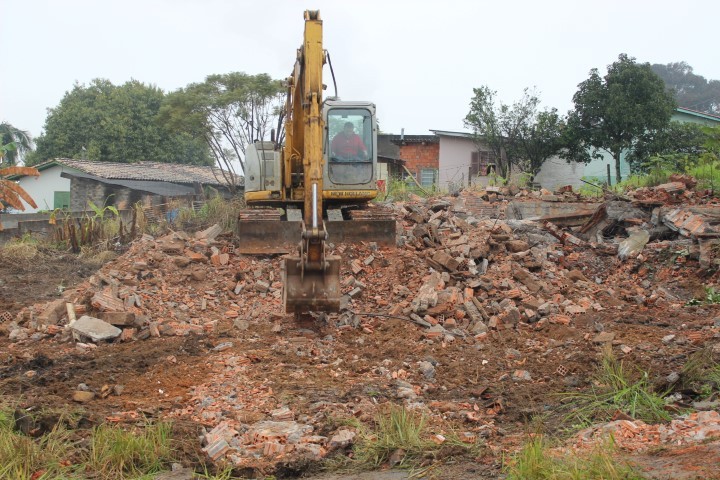 Mantida indenização a moradora após demolição de imóvel sem prévio aviso