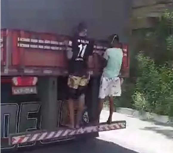 Adolescentes são flagrados pendurados em caminhão em rodovia 