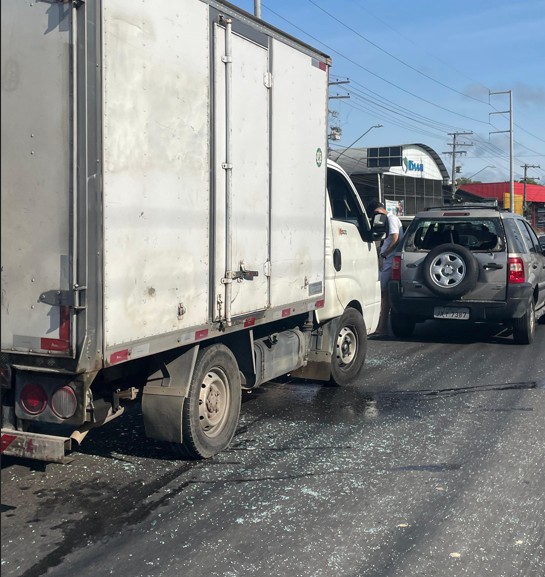 Acidente entre carro e caminhão trava trânsito na Av. Torquato Tapajós