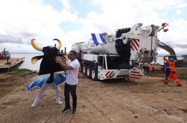 Boi Caprichoso recebe guindastes para espetáculo no Bumbódromo