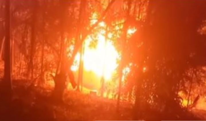 Casa é 'engolida' pelo fogo em comunidade em Humaitá