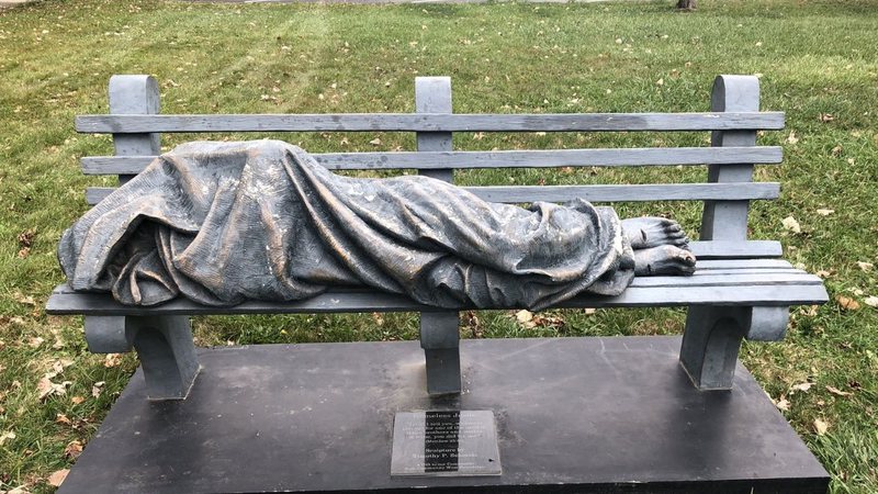 Polêmica estátua de ‘Jesus sem Teto’ chama atenção para moradores de rua
