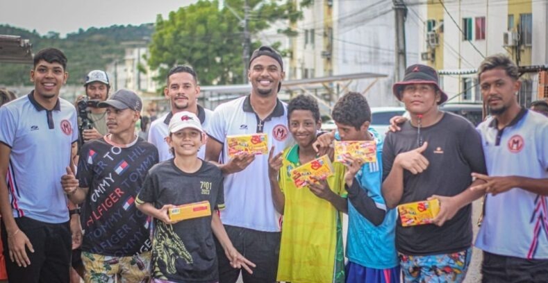Elenco do Manauara distribui chocolates para crianças do Viver Melhor