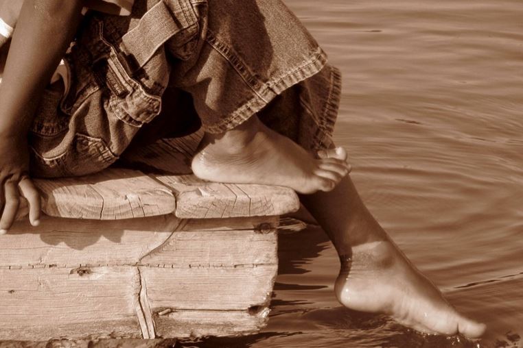 Irmão de bebê que caiu de flutuante também morreu afogado no Amazonas