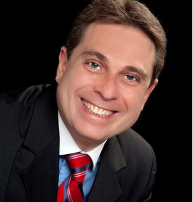 Presidente da Ageman Fábio Alho recebe medalha de honra na CMM