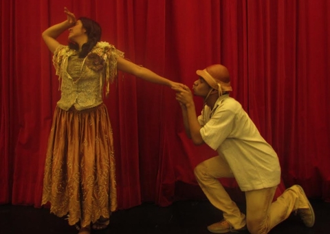 Espetáculo ‘Menina Miúda’ sai dos palcos para apresentações na rua