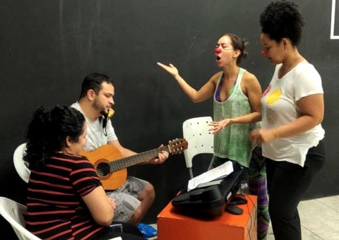 Espetáculo ensina crianças a usar materiais recicláveis