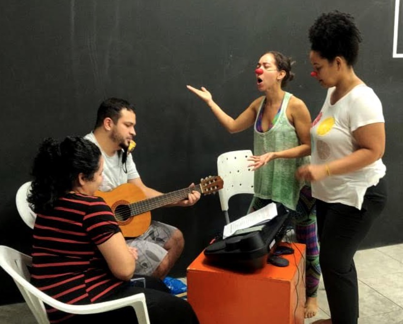 Espetáculo ensina crianças a usar materiais recicláveis