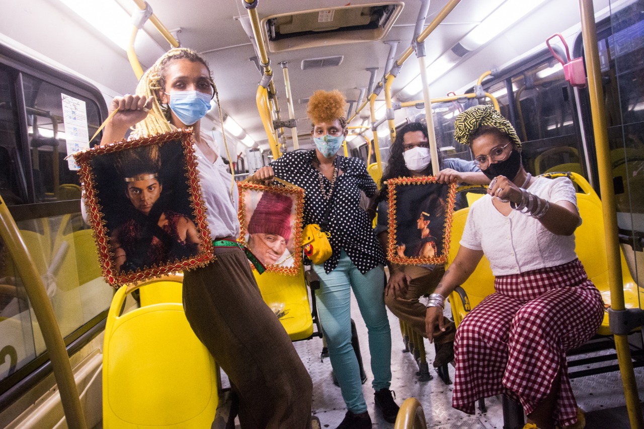 Direito à Memória transforma ônibus em galeria de arte em Manaus