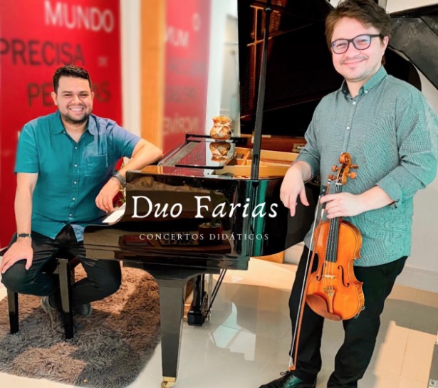 Duo Farias leva música a hospitais e abrigos de Manaus