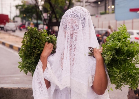 Performance utiliza plantas e terra para criar conexão da ancestralidade