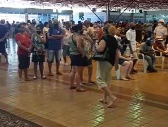 Idosos se irritam com filas e aglomerações em posto de vacinação em Manaus
