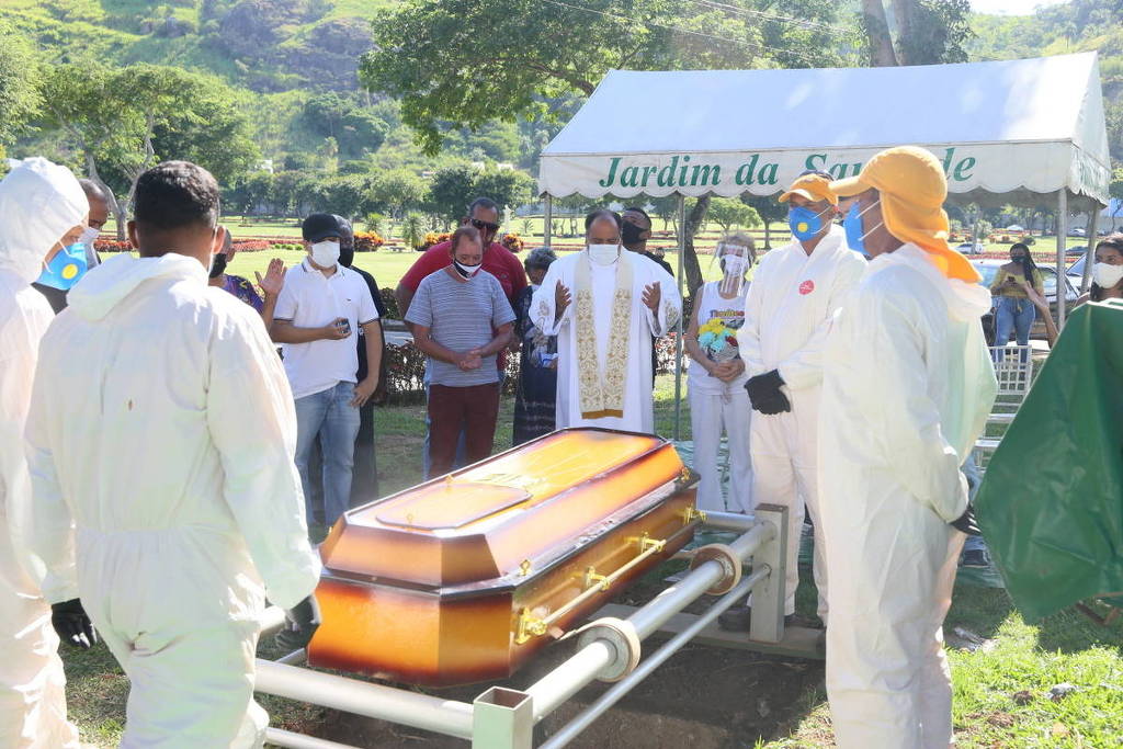 Sob aplausos e cerimônia restrita, Agnaldo Timóteo é enterrado no RJ