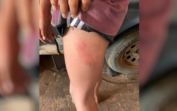 Pai ameaça matar filho gay por assistir filme pornô