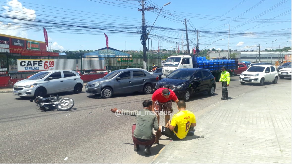 Motociclista fica ferido após acidente na Bola do Produtor, em Manaus