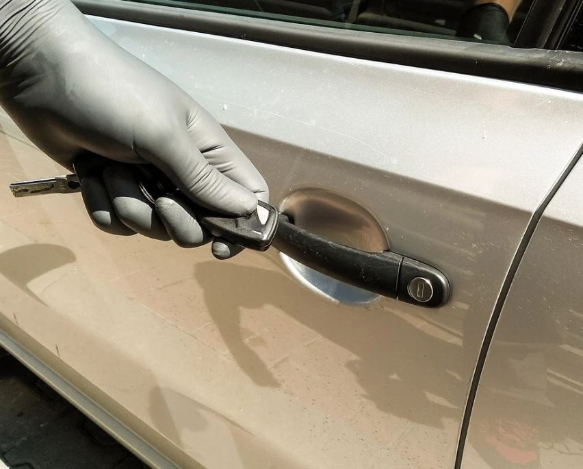 Dupla é perseguida e presa após furtar carros em Manaus