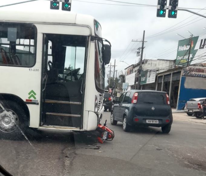 Acidente entre ônibus e motocicleta deixa homem ferido em Manaus