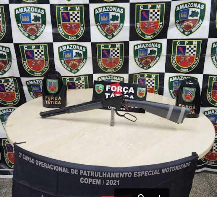 Homens são presos com rifle e pistola em Manaus