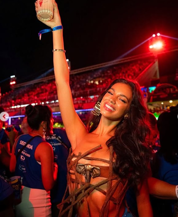 Alane Dias curte Carnaval sem José Loreto e comenta: "estou solteira"