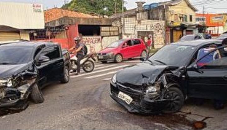 Acidente entre carros deixa ferido em avenida de Manaus
