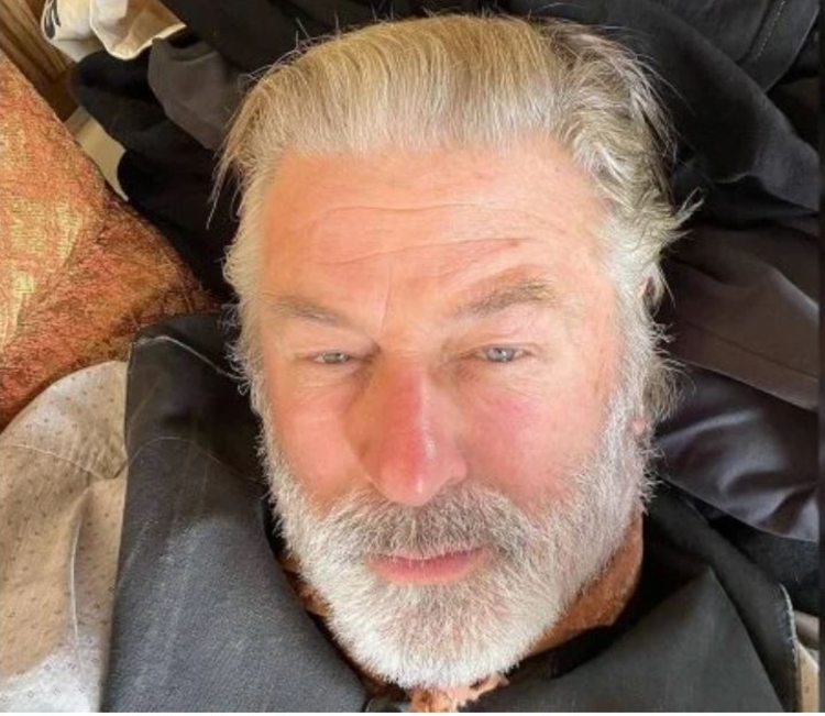 Alec Baldwin é processado por eletricista que o acusa de negligência em set