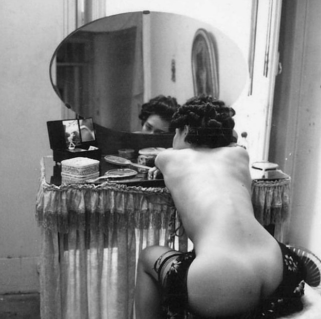 Nua, Alessandra Negrini encanta fãs em foto com bumbum de fora