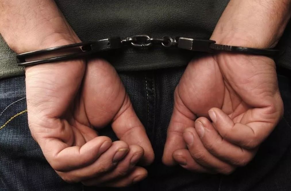 Assalto a ônibus termina com criminoso espancado por populares em Manaus