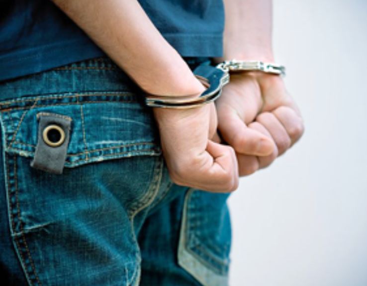 Com arma falsa, homem toca terror em assalto a micro-ônibus em Manaus