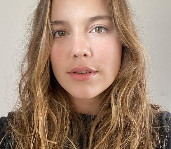 Alice Wegmann tira a roupa toda em foto na cachoeira