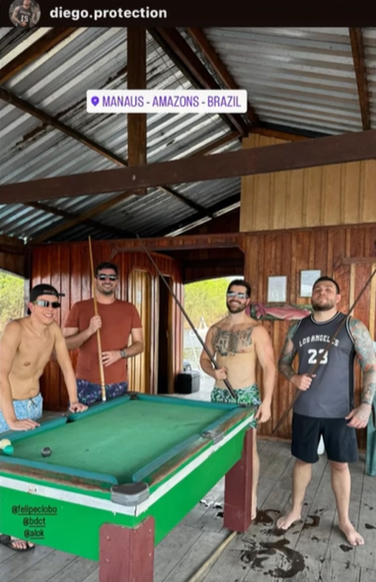  Antes de show, Alok curte dia em flutuante de Manaus