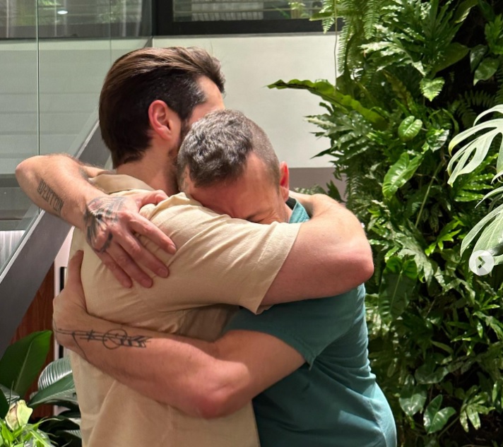 Alok reencontra pai após escapar da guerra em Israel