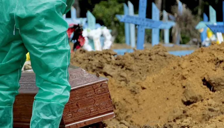 Manaus faz 23 sepultamentos nesta quinta-feira