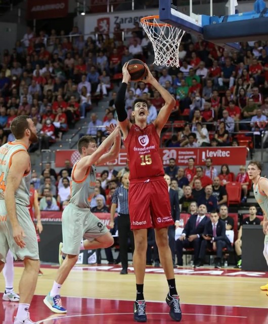 Conheça o garoto de 17 anos e 2,21m que é alvo da NBA