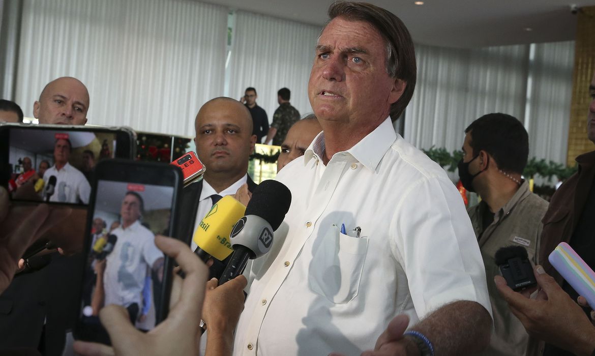 Bolsonaro tem melhora clínica, diz boletim médico